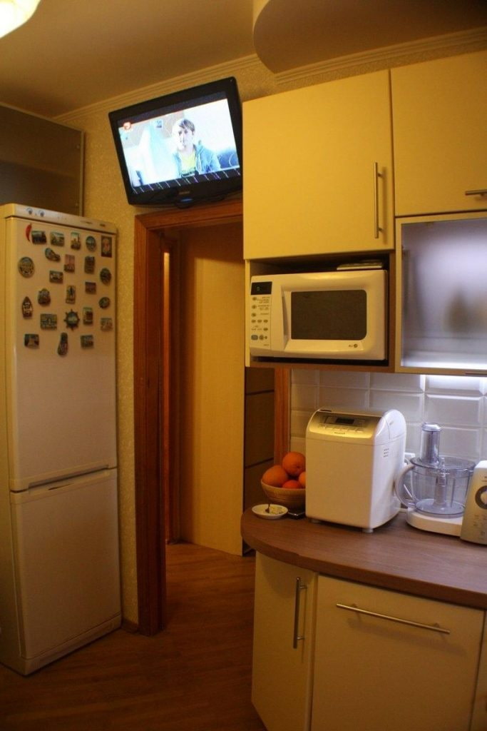TV au-dessus de la porte dans la cuisine