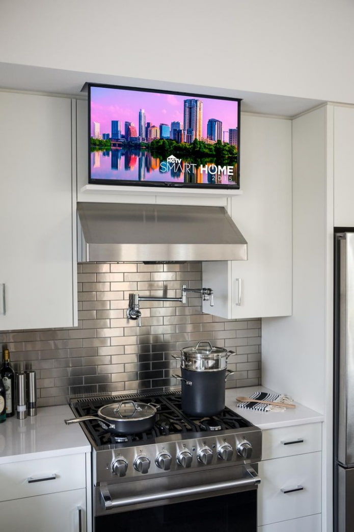 Téléviseur au-dessus de la hotte dans la cuisine