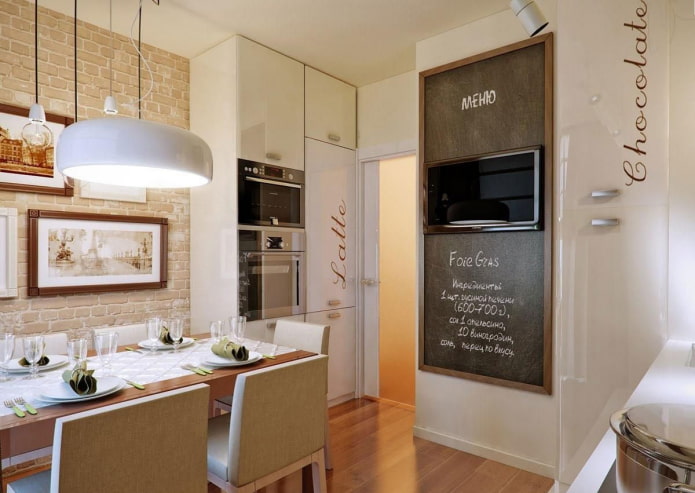 TV dans l'intérieur de la cuisine