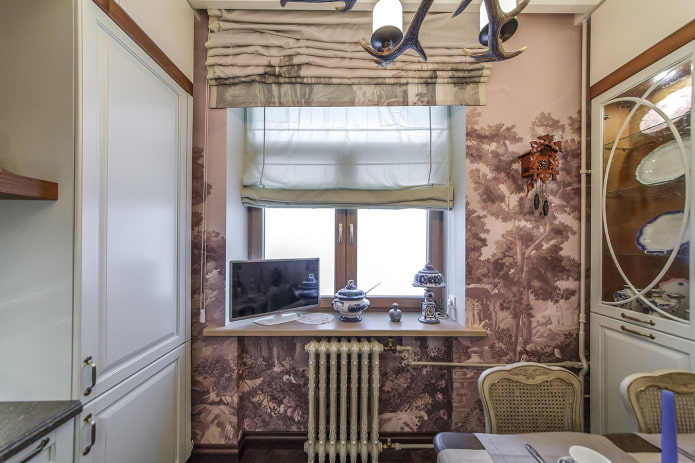 Téléviseur sur le rebord de fenêtre dans la cuisine