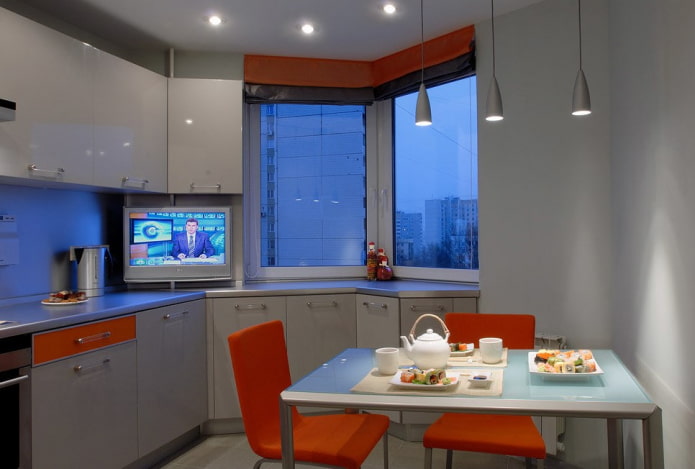 Téléviseur sur le rebord de fenêtre dans la cuisine