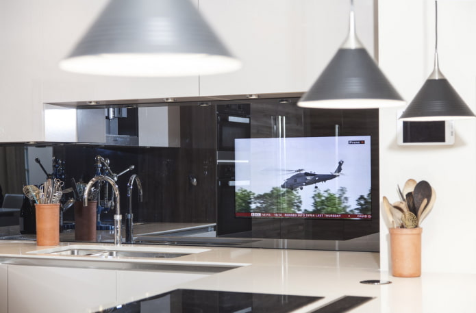 Télévision au-dessus de l'évier dans la cuisine