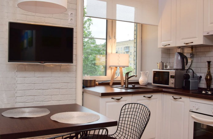 Téléviseur à l'intérieur d'une petite cuisine