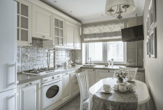 Téléviseur à l'intérieur d'une petite cuisine