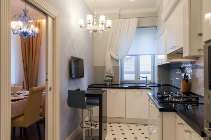 Télévision à l'intérieur d'une petite cuisine