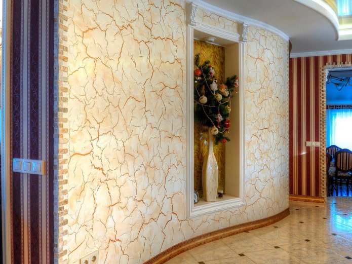 plâtre de craquelure à l'intérieur du couloir