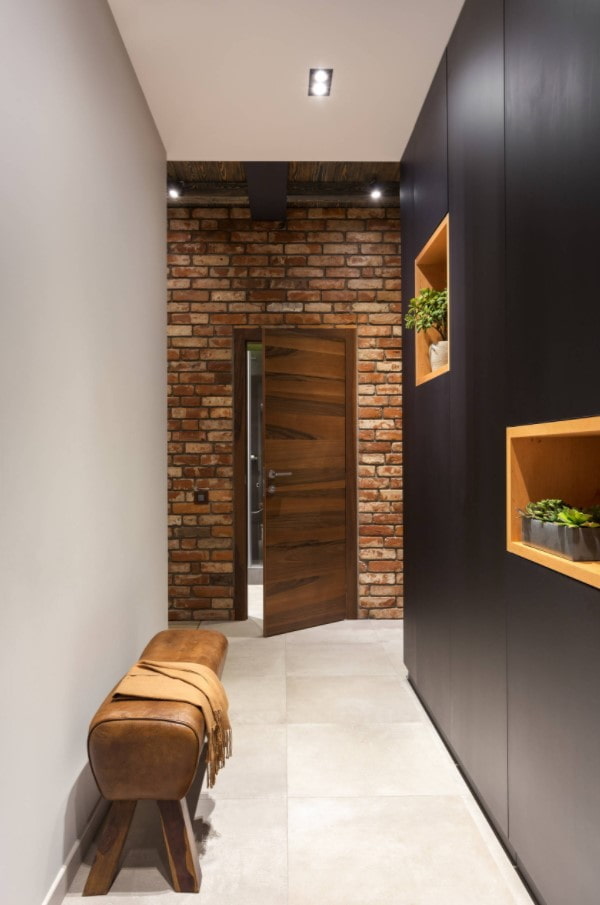 portes foncées à l'intérieur