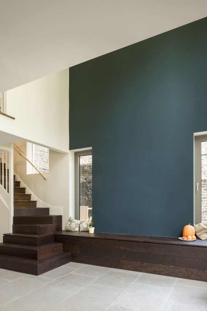 escalier en bois foncé