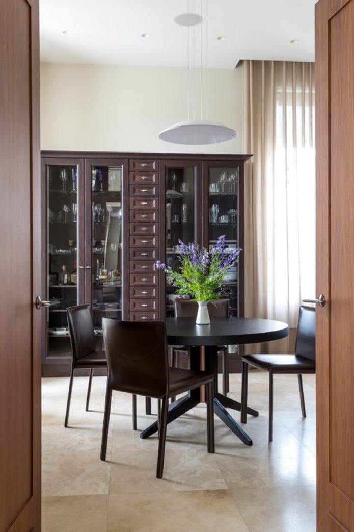 Table à manger ronde en bois foncé