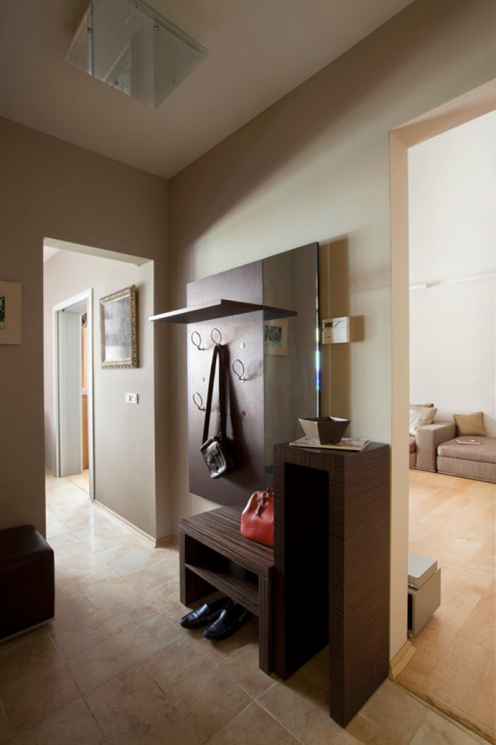 Meubles sombres dans le couloir