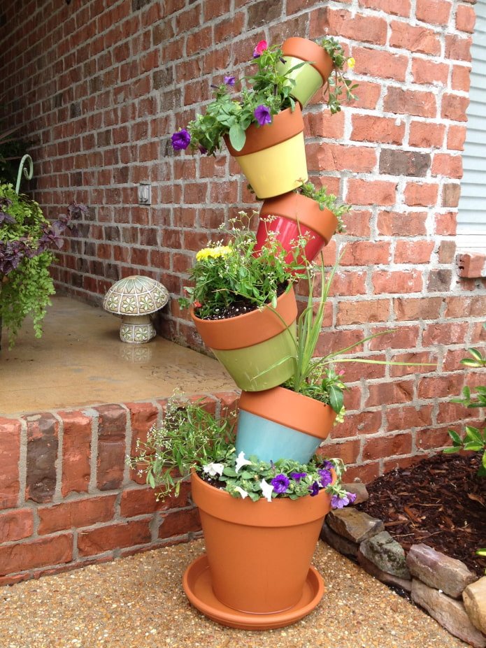 Parterre vertical de fleurs en pots