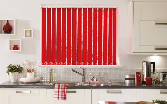 lamelles verticales rouges à l'intérieur