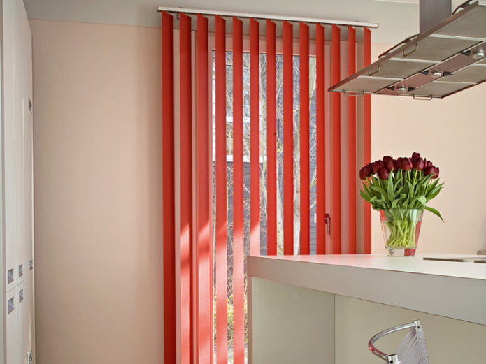 lamelles verticales rouges à l'intérieur