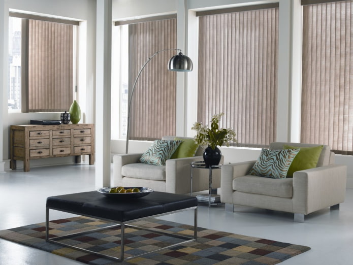 lamelles verticales marron à l'intérieur