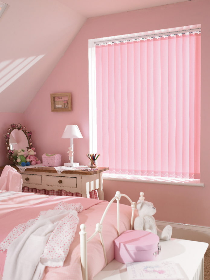 lamelles verticales dans la chambre d'enfant
