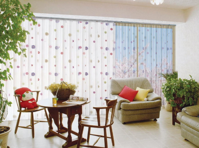 stores avec des fleurs dans l'intérieur du salon