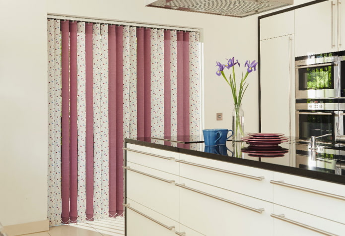 Stores multicolores dans la cuisine
