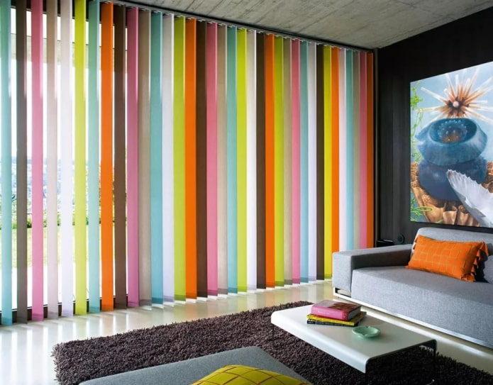 Stores multicolores dans le salon