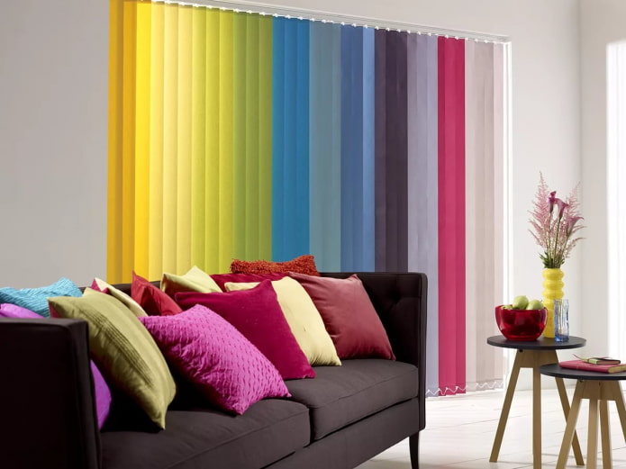 Stores multicolores dans le salon