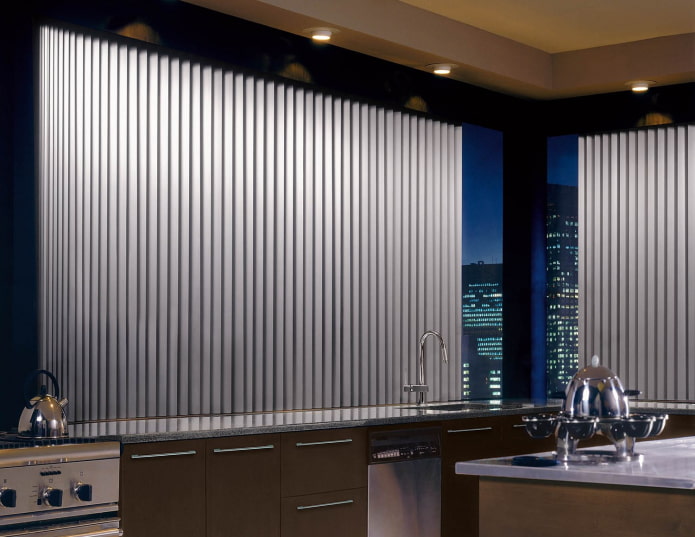 lattes en aluminium dans l'intérieur de la cuisine