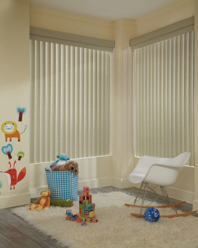 lamelles verticales dans la chambre d'enfant
