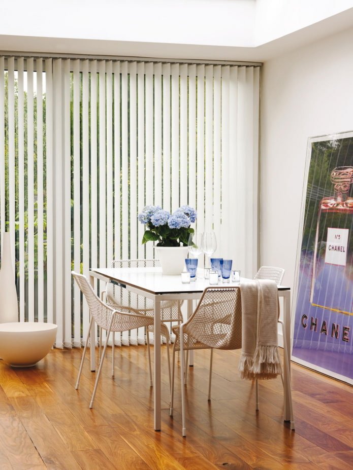 lamelles verticales blanches à l'intérieur