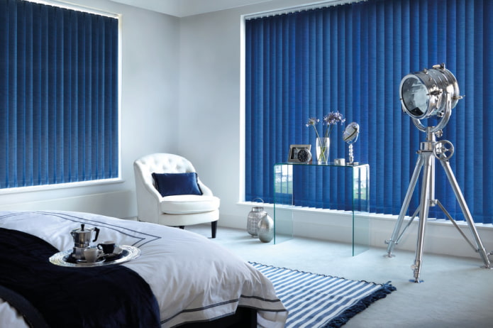 Stores bleus dans la chambre