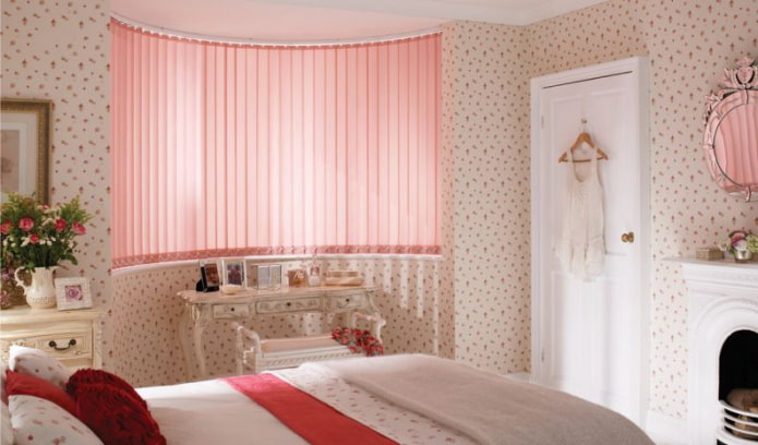 stores roses dans la chambre d'enfant