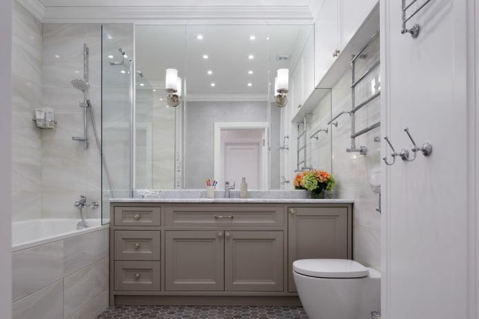 Grand miroir dans la salle de bain