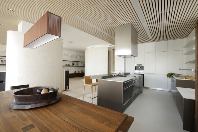 plafond à crémaillère dans l'intérieur de la cuisine