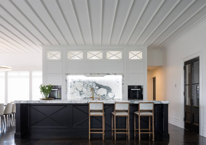 Plafond à panneaux dans la cuisine