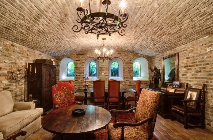 Plafond en briques dans le salon