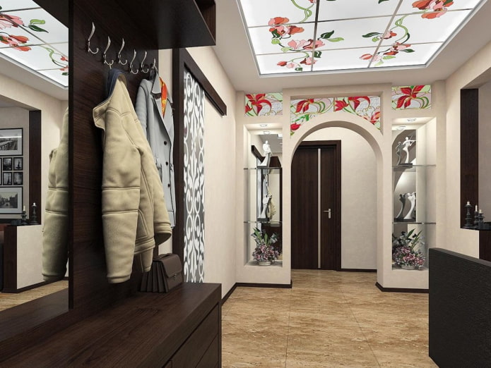 plafond en vitrail dans le couloir