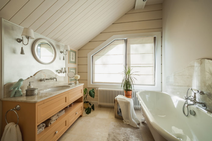 Panneaux en plastique au plafond de la salle de bain