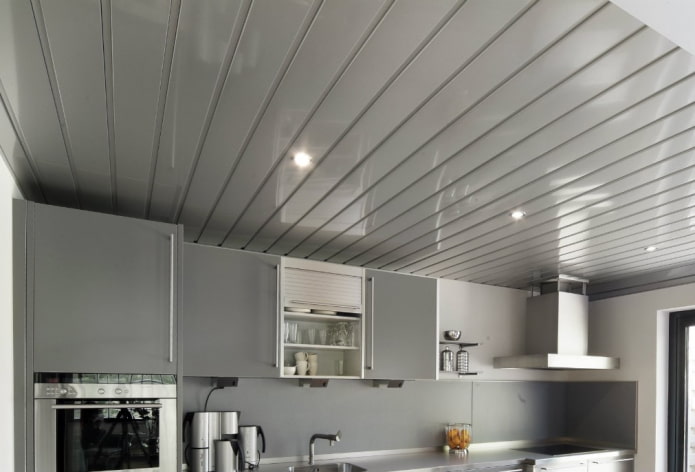 panneaux en aluminium au plafond de la cuisine