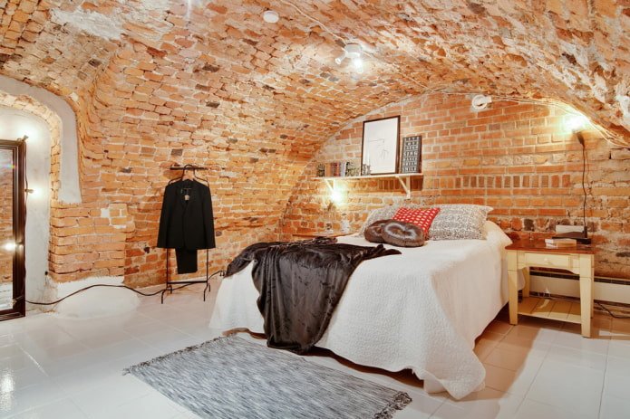 Plafond en briques dans la chambre
