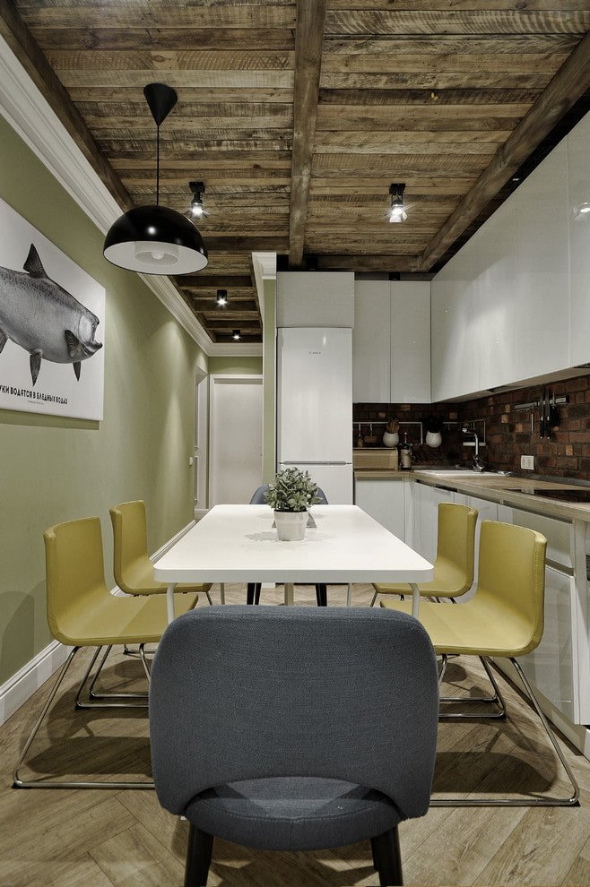 plafond dans l'intérieur de la cuisine