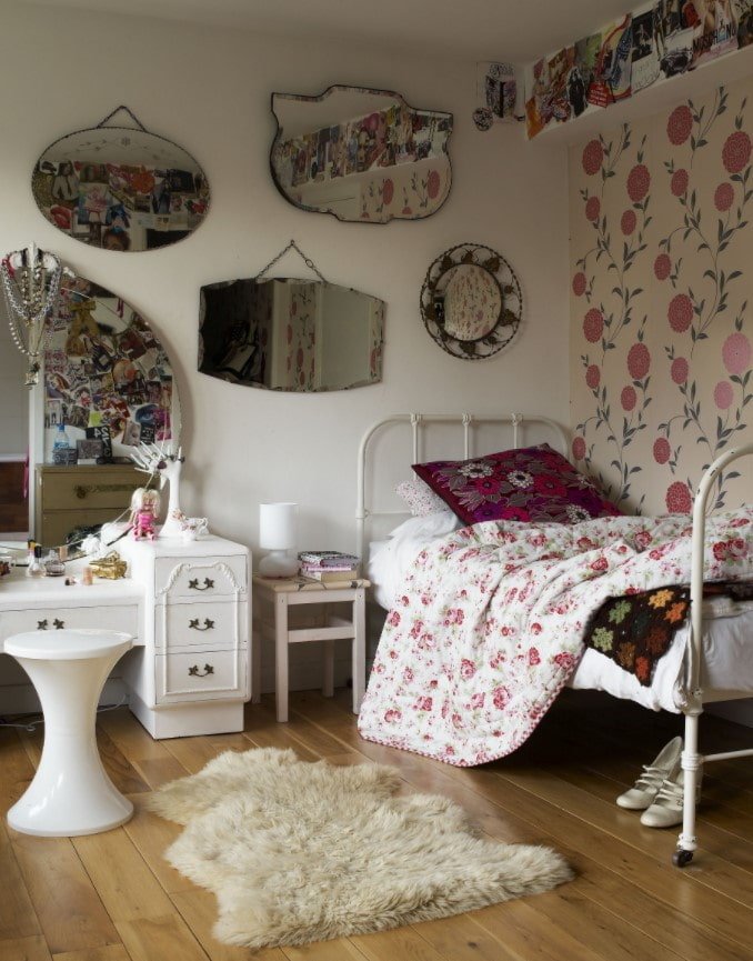 chambre d'enfant avec un lit en métal
