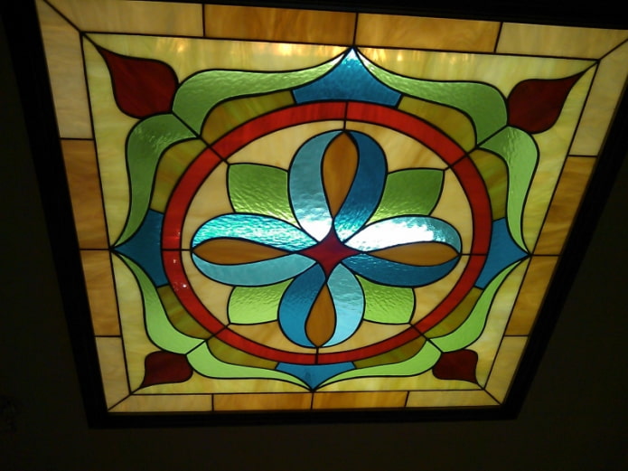plafond en vitrail design tiffany