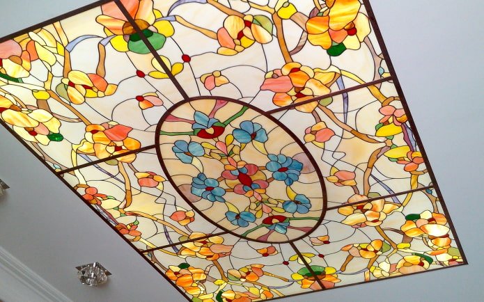 vitrail à motifs floraux