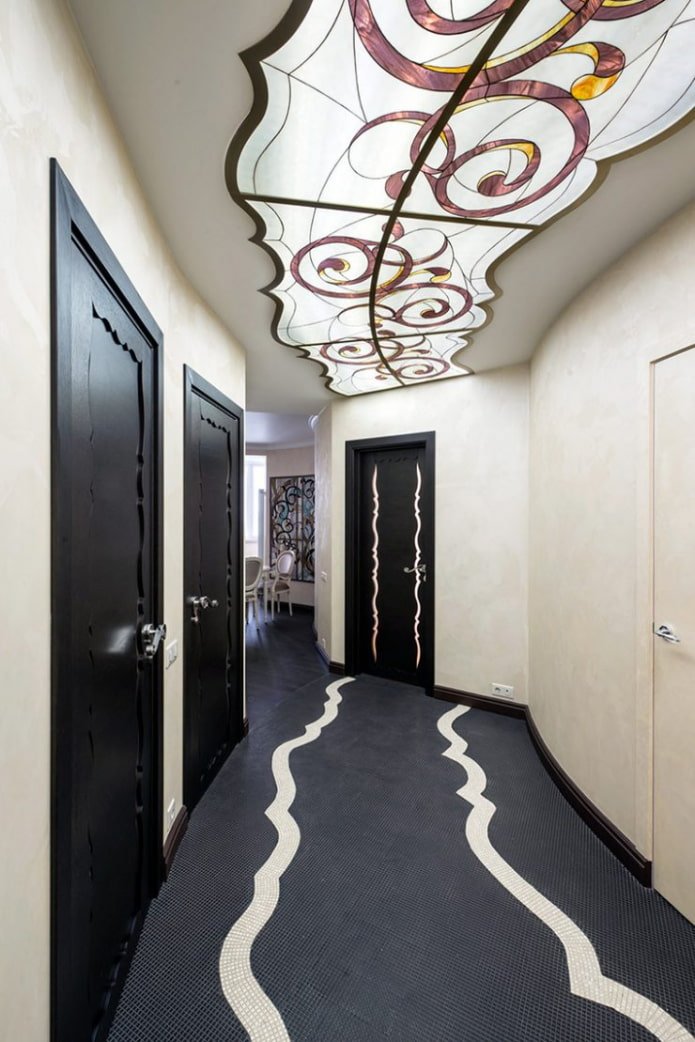 plafond de verre dans l'intérieur du couloir