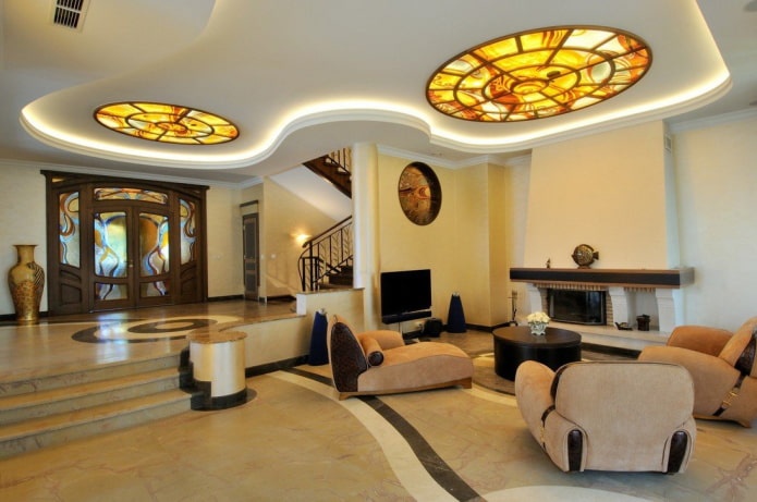 vitrail au plafond dans le salon