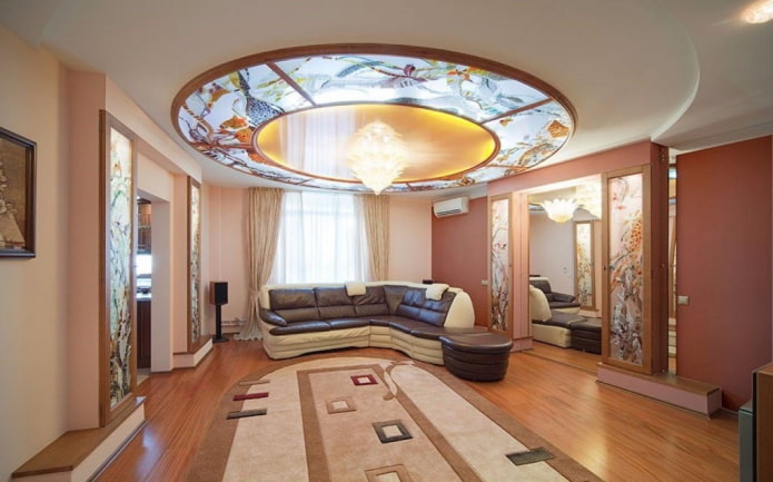 vitrail au plafond dans le salon