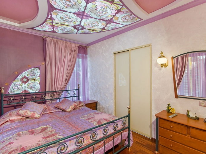 vitrail au plafond de la chambre