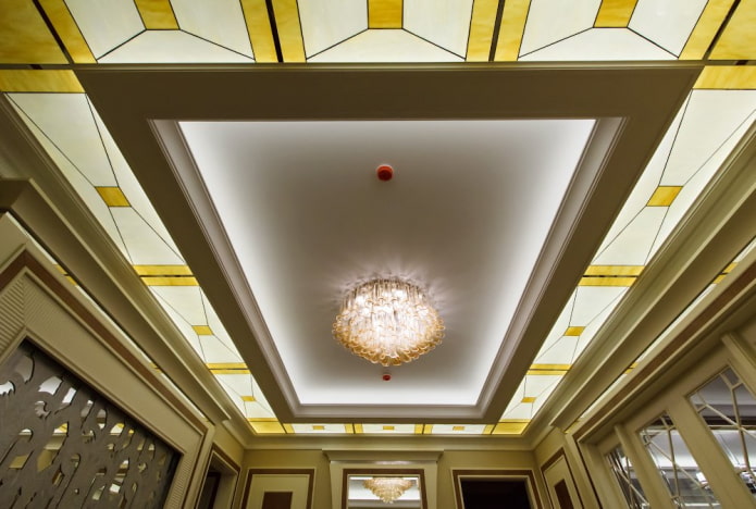Structure de plafond en vitrail