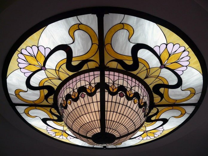 Structure de plafond en vitrail