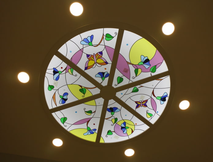 construction en verre teinté avec éclairage ponctuel