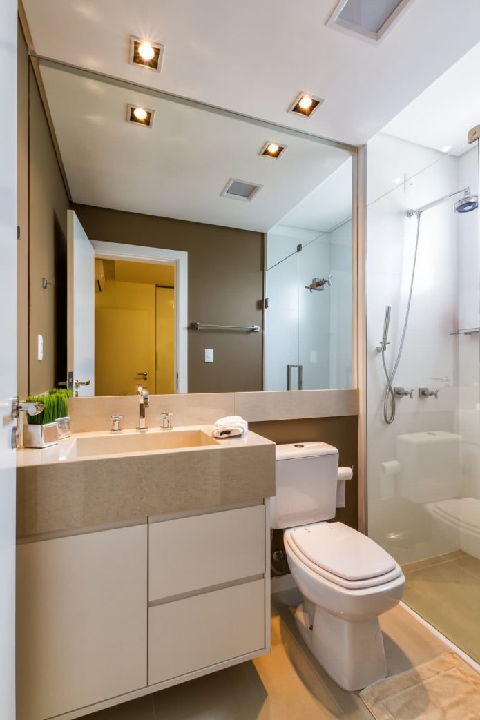 grand miroir dans une petite salle de bain