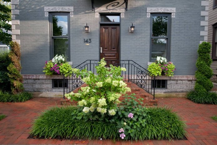 Parterre de fleurs devant la maison