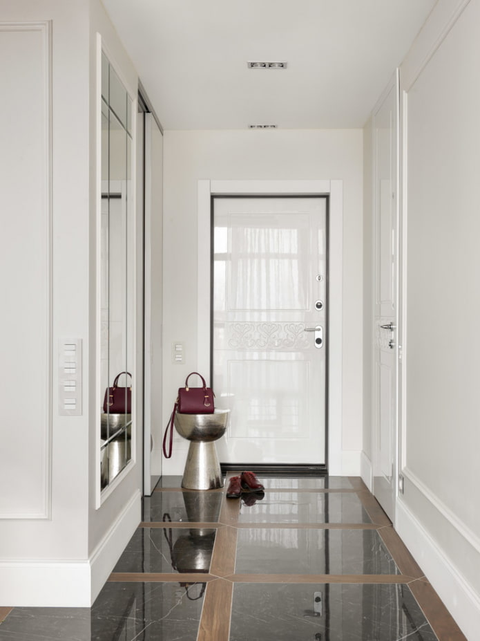 Portes d'entrée blanches à l'intérieur
